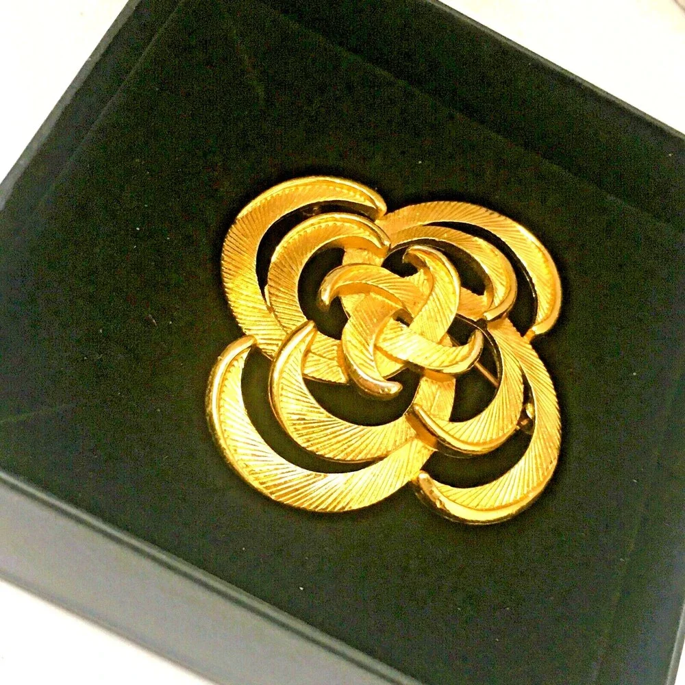 Vintage Trifari Signed Lovers Knot Brooch Pin Brushed Gold Plated Celtic Knot